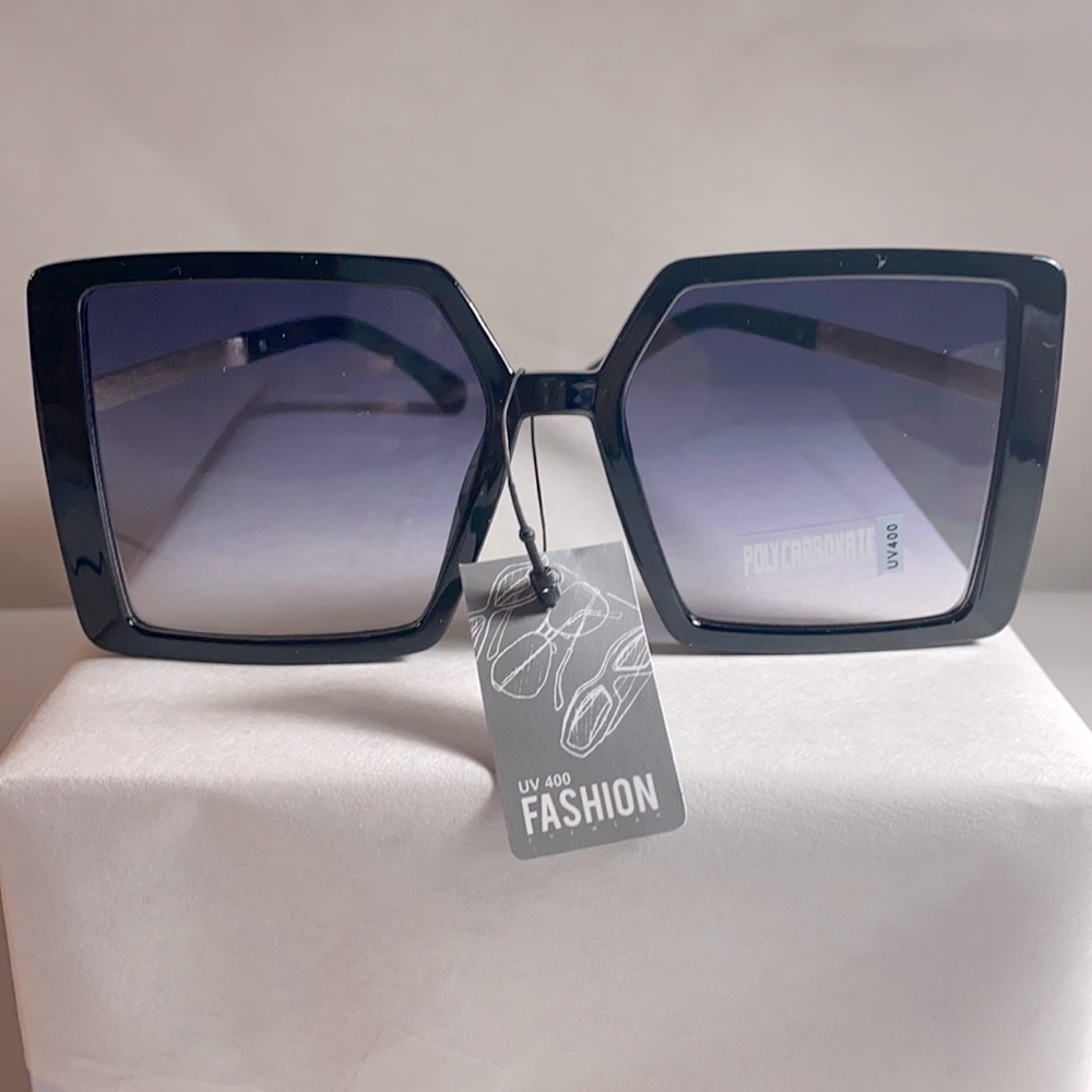 Fashionable Oversized Black Sunglasses